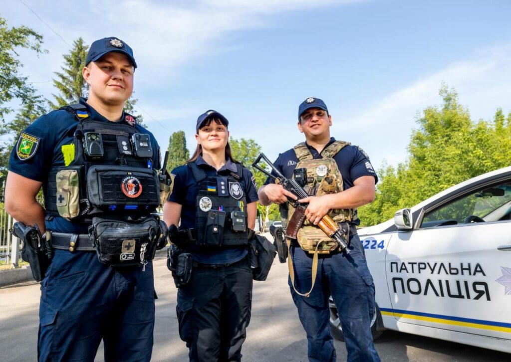 Удар по Харкову: жінку з-під завалів патрульним допомагали дістати містяни