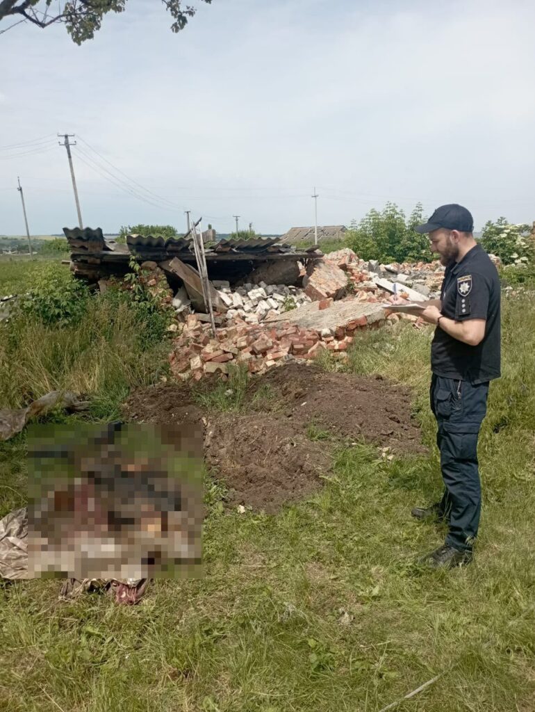 В поселке Слатино эксгумировали тело мужчины, погибшего от обстрела РФ