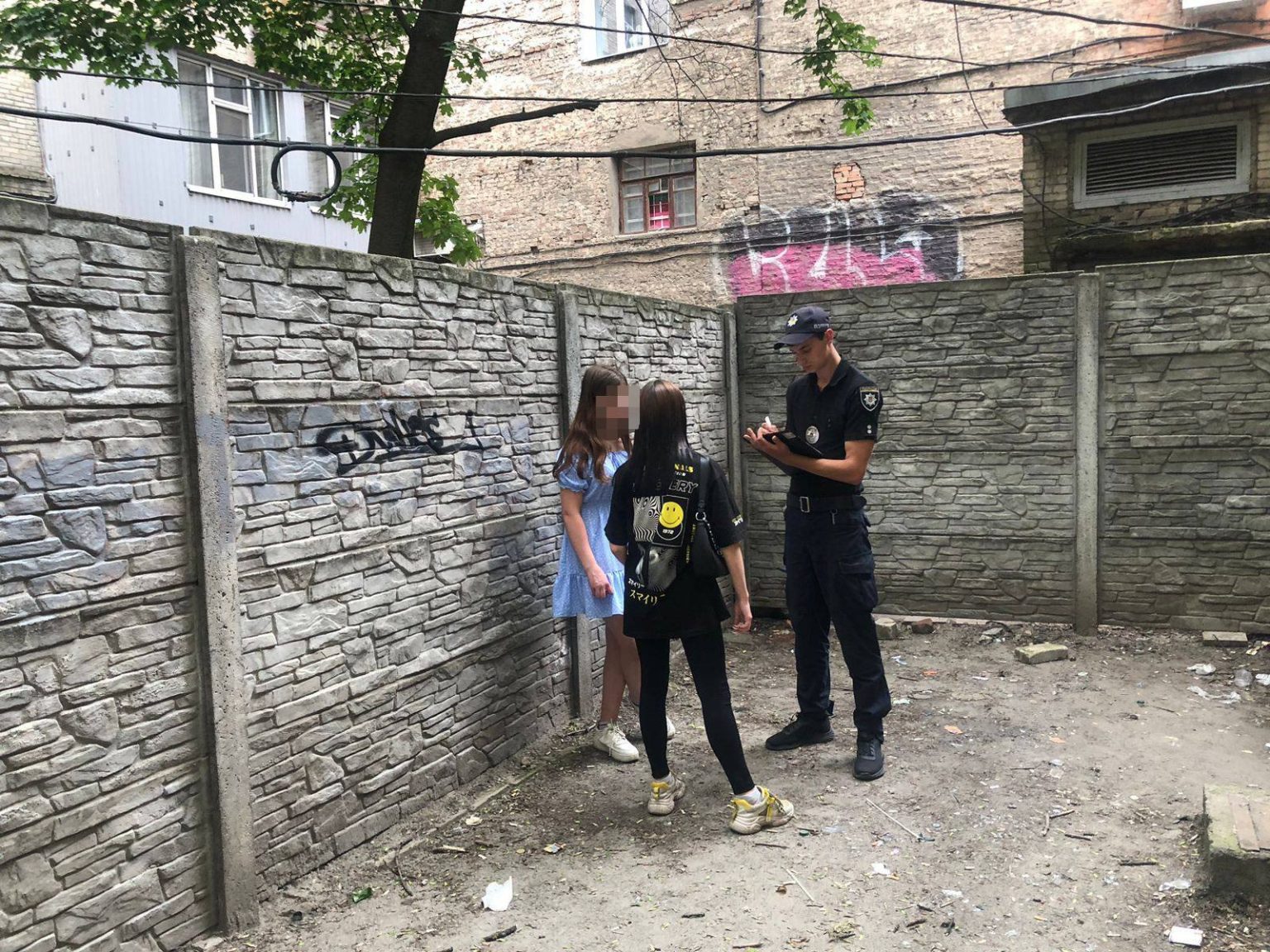 Пиячили та курили: у Харкові «на гарячому» піймали підлітків