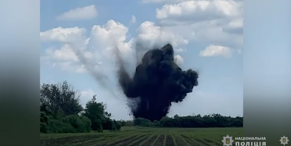 На Харьковщине раздался взрыв: саперы обезвредили мощную авиабомбу (видео)