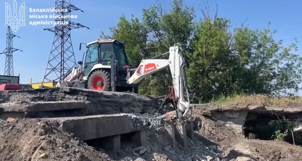 На Балаклейщине продолжают строить мост, разбитый оккупантами (видео)