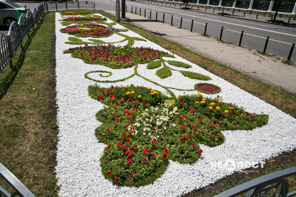 В Харькове создали клумбу по эскизу школьника (фото)