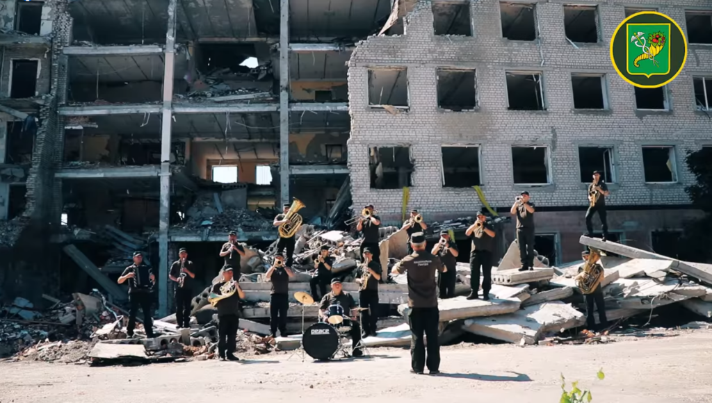 Оркестр НГУ зіграв “Стефанію” на руїнах розбомбленої казарми в Харкові (відео)