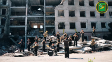 Оркестр НГУ сыграл «Стефанию» на руинах разбитой казармы в Харькове (видео)
