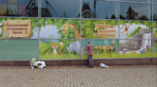 В харьковском Центральном парке срывают последние надписи на русском (видео)