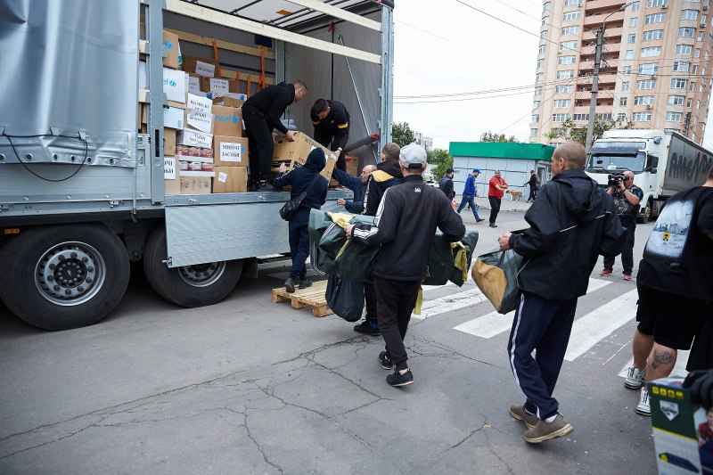 Лекарства и еда. Пять 20-тонных фур с гуманитаркой едут из Харькова в Херсон