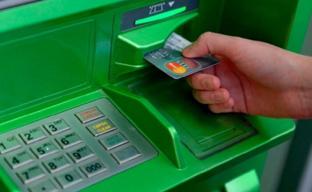 ПриватБанк повідомив про перебої в роботі Приват24, банкоматів і терміналів