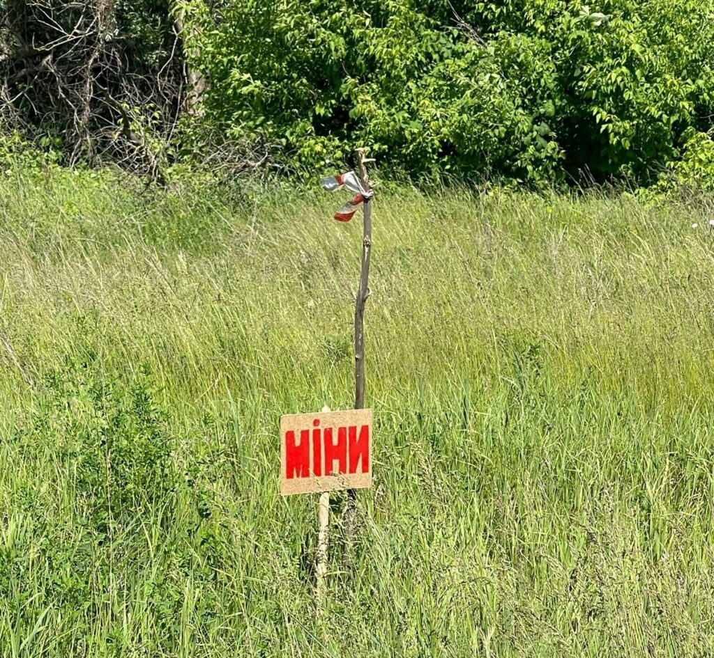 Косив траву і підірвався. 55-річного чоловіка з Харківщини ушпиталили