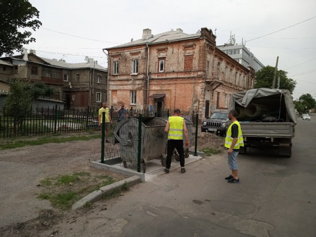 В Харькове обустраивают площадки для мусорных контейнеров