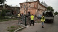 В Харькове обустраивают площадки для мусорных контейнеров