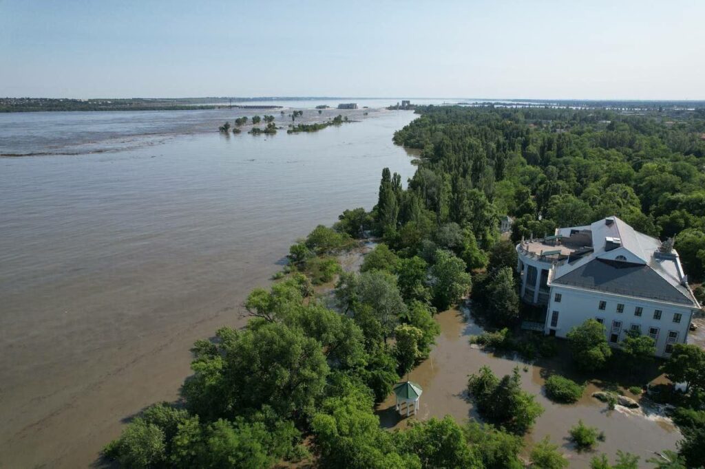 Підрив Каховської ГЕС: під водою станція і зоопарк із тваринами (відео)