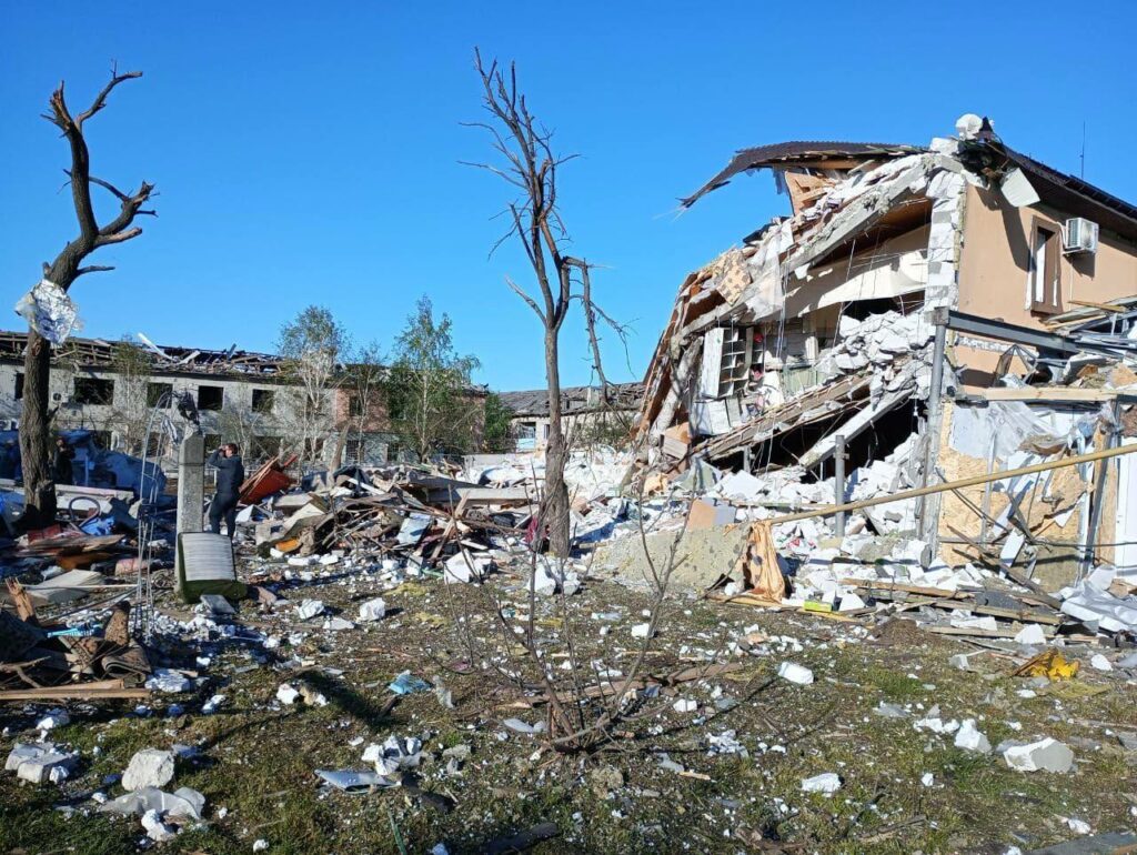 Від удару РФ по передмістю Дніпра загинула дитина, постраждалих – 22 (фото)