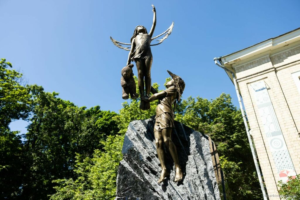 В Харькове освятили памятник детям, погибшим в результате агрессии РФ (сюжет)