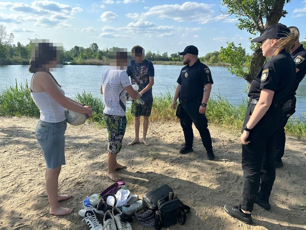 На пляже в Харькове полиция искала пьянствующих и курящих подростков (фото)