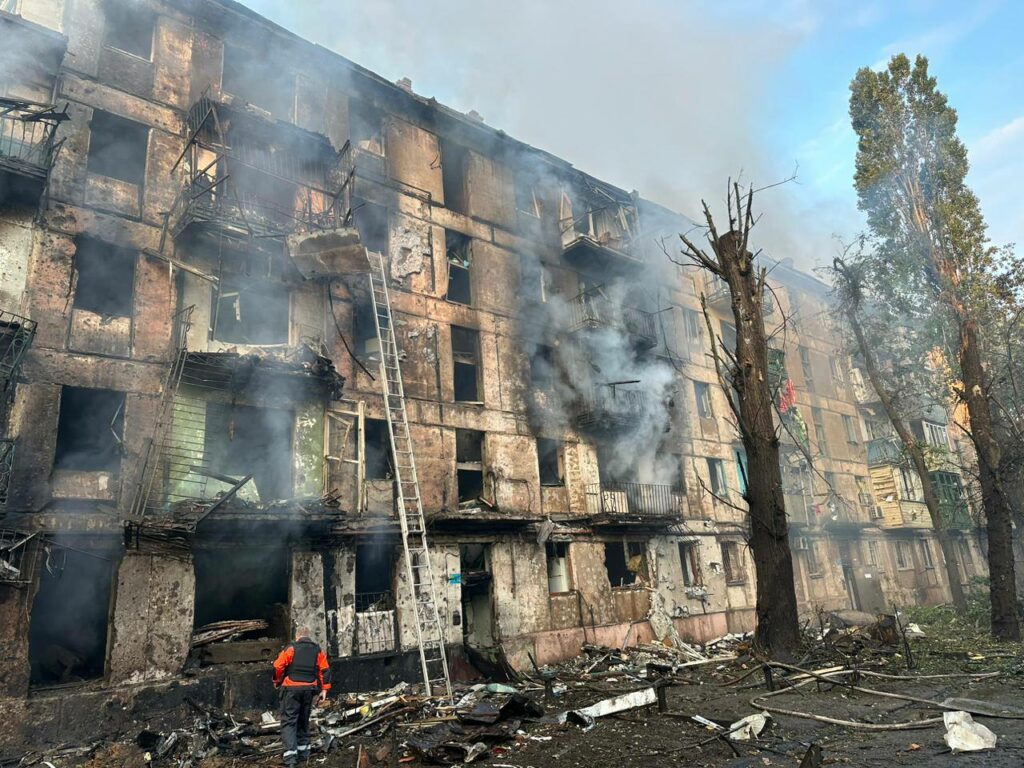 Нічна атака: ракети вдарили в житлову п’ятиповерхівку, є поранені та загиблі