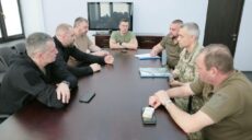 «Усиливаем оборонительные мероприятия»: Синегубов встретился с военными