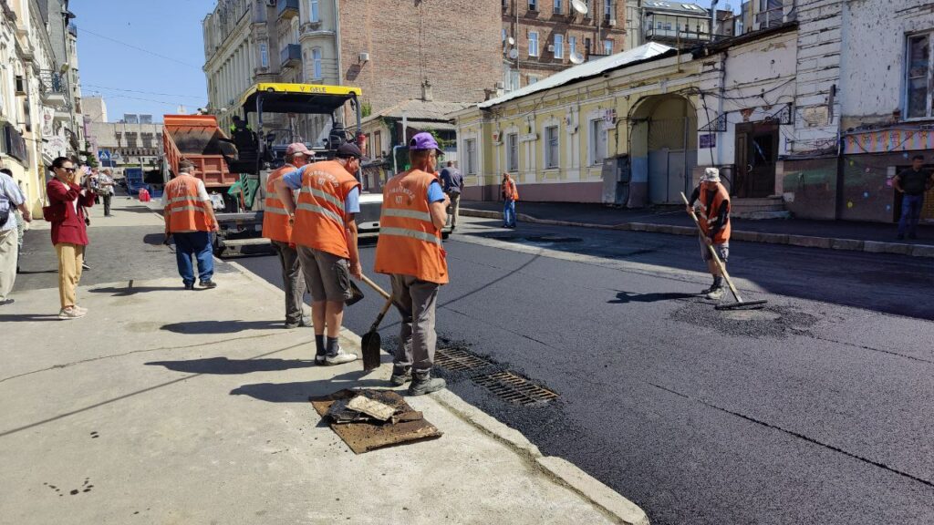 Комунальники показали, як відновлювали Римарську після “прильоту” (відео)