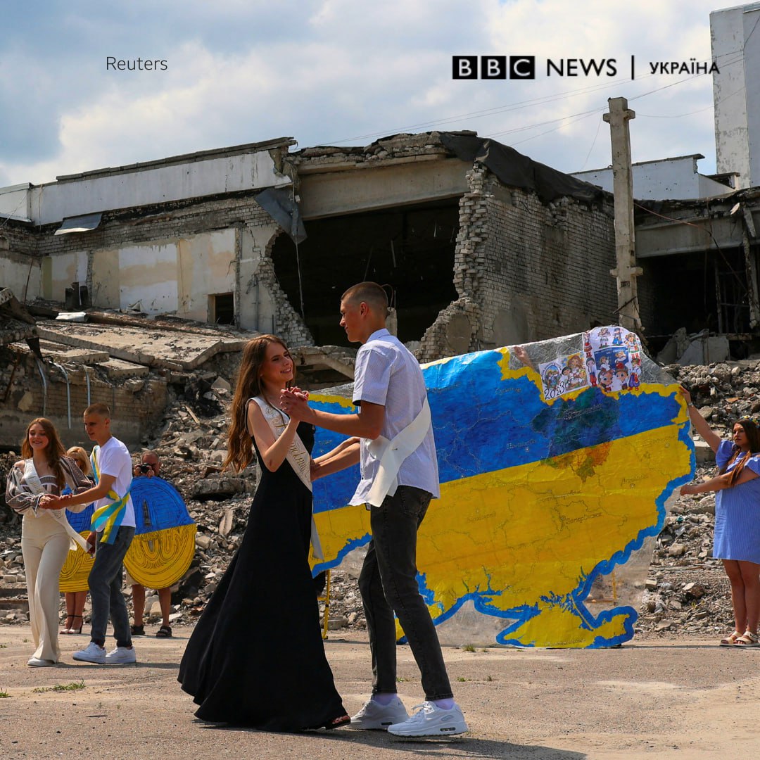 Випускні в Дергачах: атестати в бомбосховищі, вальс – біля руїн (фото, відео)