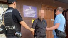 Квартирний злодій у Харкові потрапив на камеру, коли ніс вкрадений телевізор