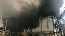 РФ вдарила по підприємству в місті на Харківщині: сталася масштабна пожежа