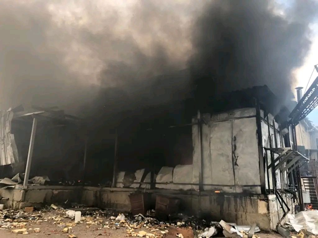 РФ ударила по предприятию в городе на Харьковщине: произошел масштабный пожар