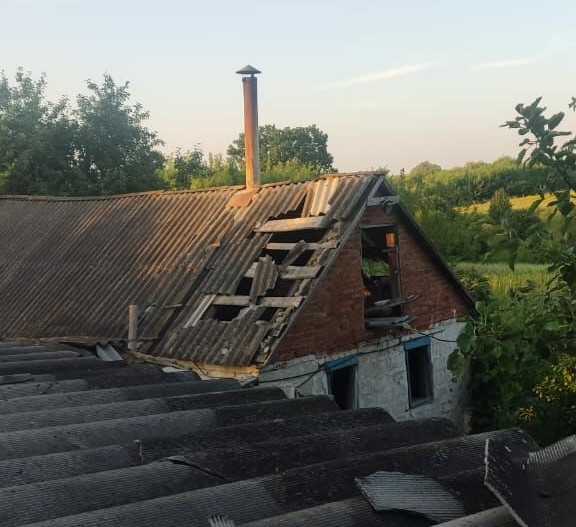Росіяни вдарили з артилерії по прикордонному селу на Харківщині (фото)