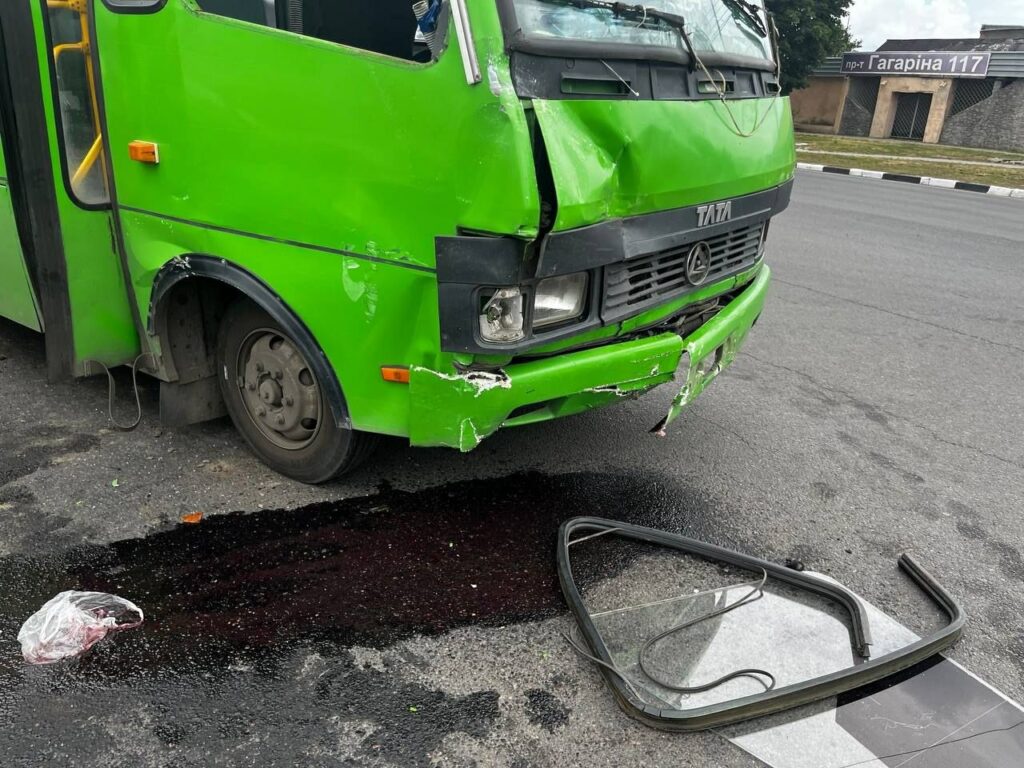 У Харкові маршрутка потрапила в ДТП, є травмований (фото)