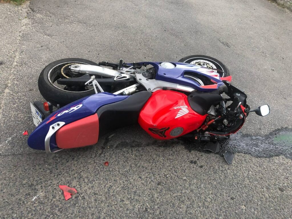 ДТП на Клочковской: мотоциклист пытался обогнать авто и попал в больницу