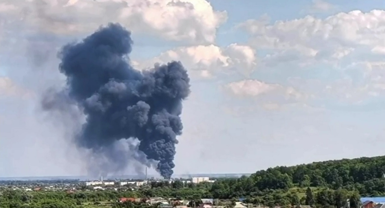 Сильный пожар в Шебекино на границе с Харьковщиной после обстрела «Градом»