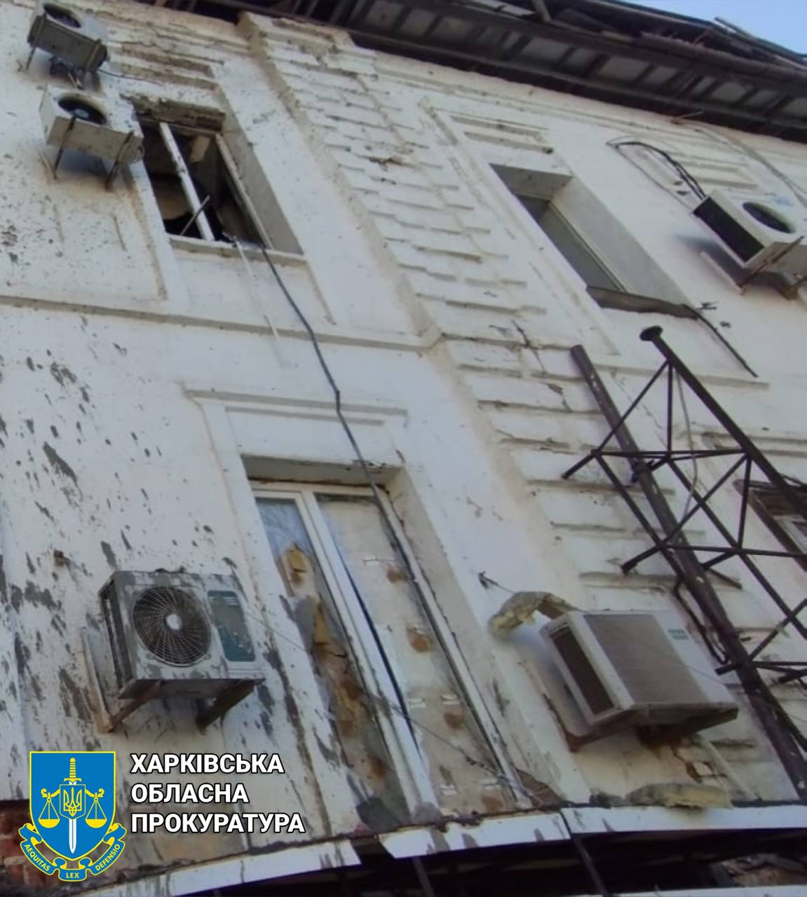 Ракетный удар повредил магазины, жилые дома и офисы в Харькове