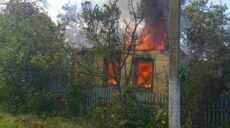 Оккупанты второй раз за день обстреляли Одноробовку: в селе горят дома (фото)