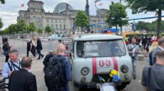 Обстрелянную «скорую» из Дергачей выставили перед Рейхстагом в Берлине (фото)