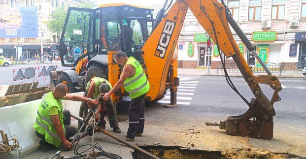 На вулиці Сумській продовжують перекладати водовід