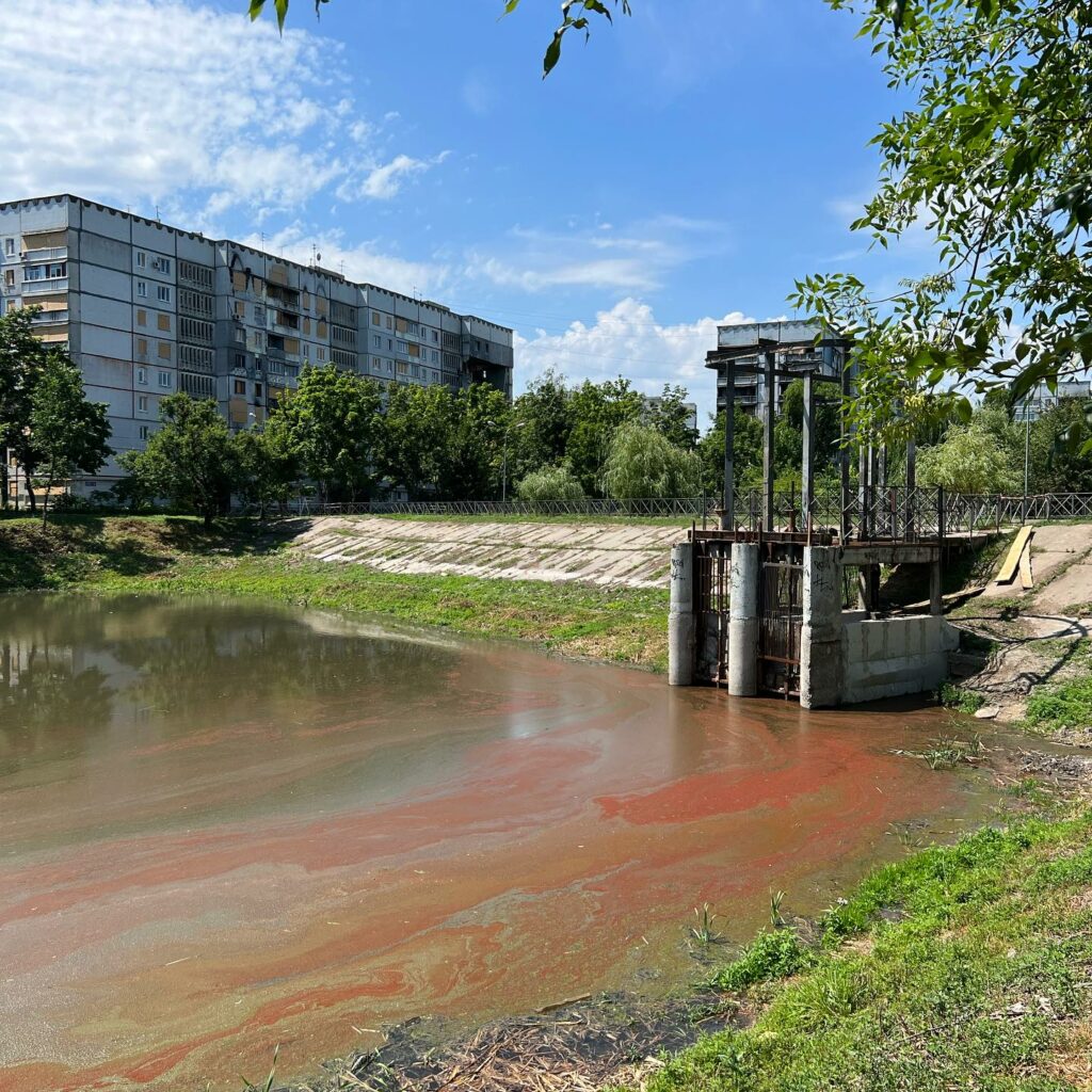 У Харкові відновлюють водойму, що обмеліла через обстріл РФ (фото)
