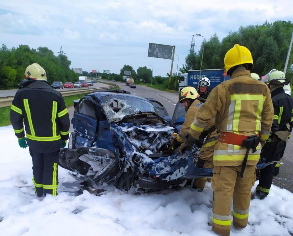 ДТП на трассе под Харьковом: машины разбиты, водитель в больнице (фото)