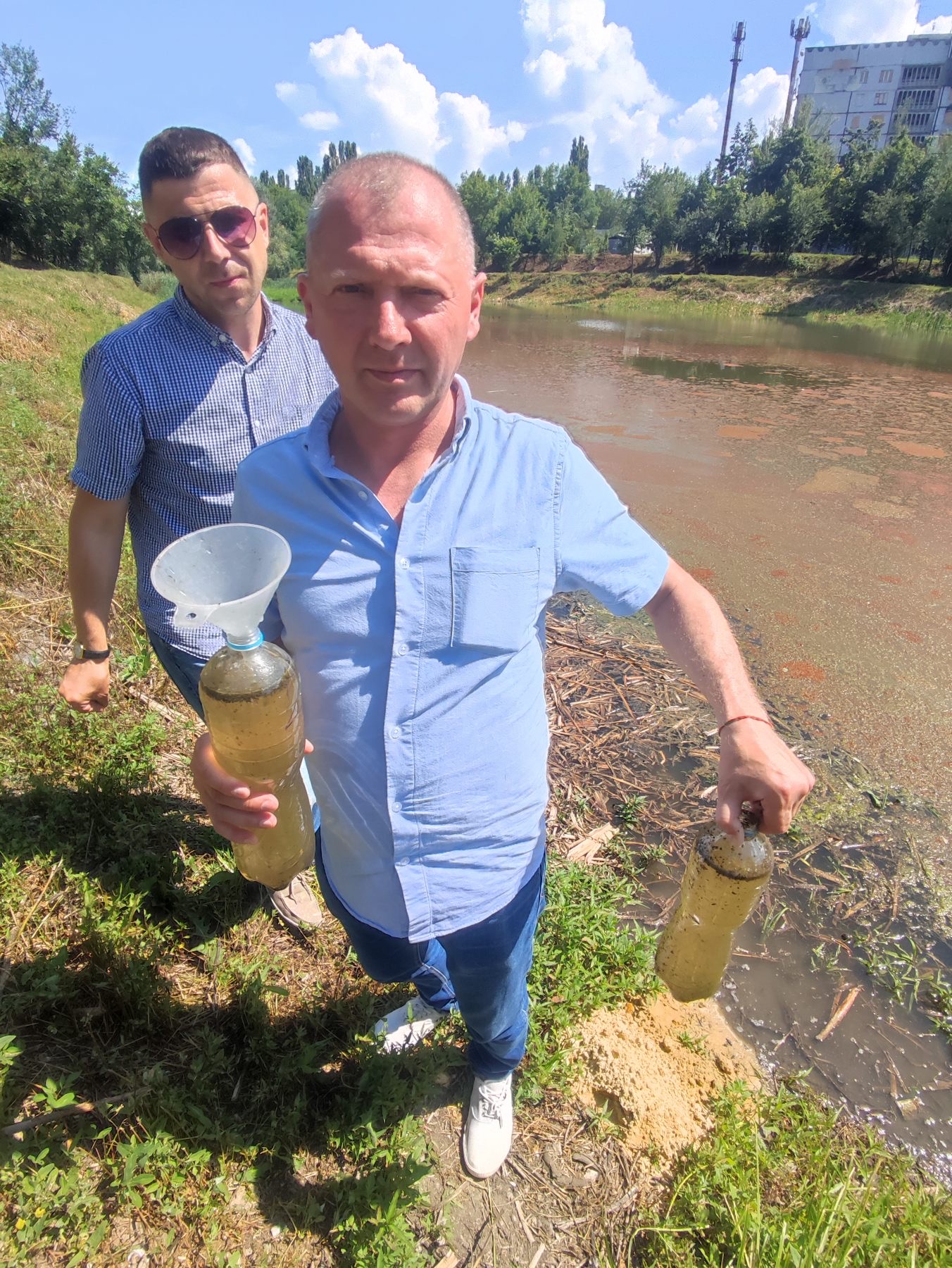 Госэкоинспекторы отобрали пробы воды в озере в Харькове