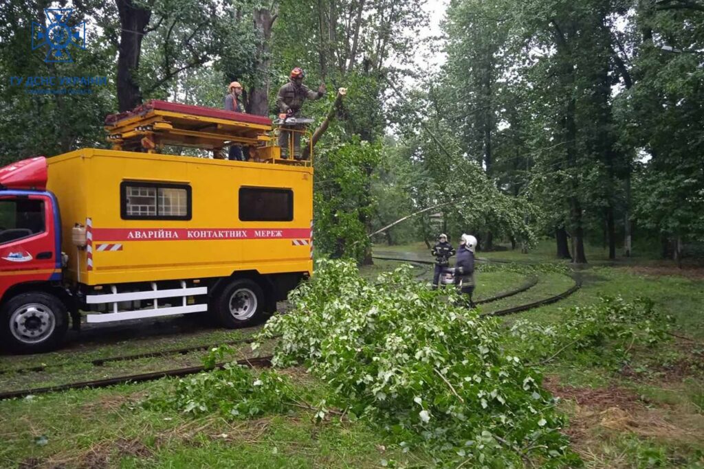 На Харківщині через стихію місцями зникла електрика (оновлено)