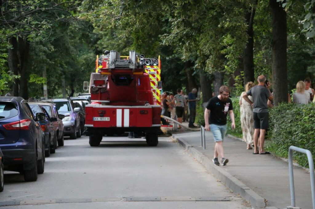 На Салтовке дважды за сутки горела девятиэтажка: пятерых жителей спасли (фото)