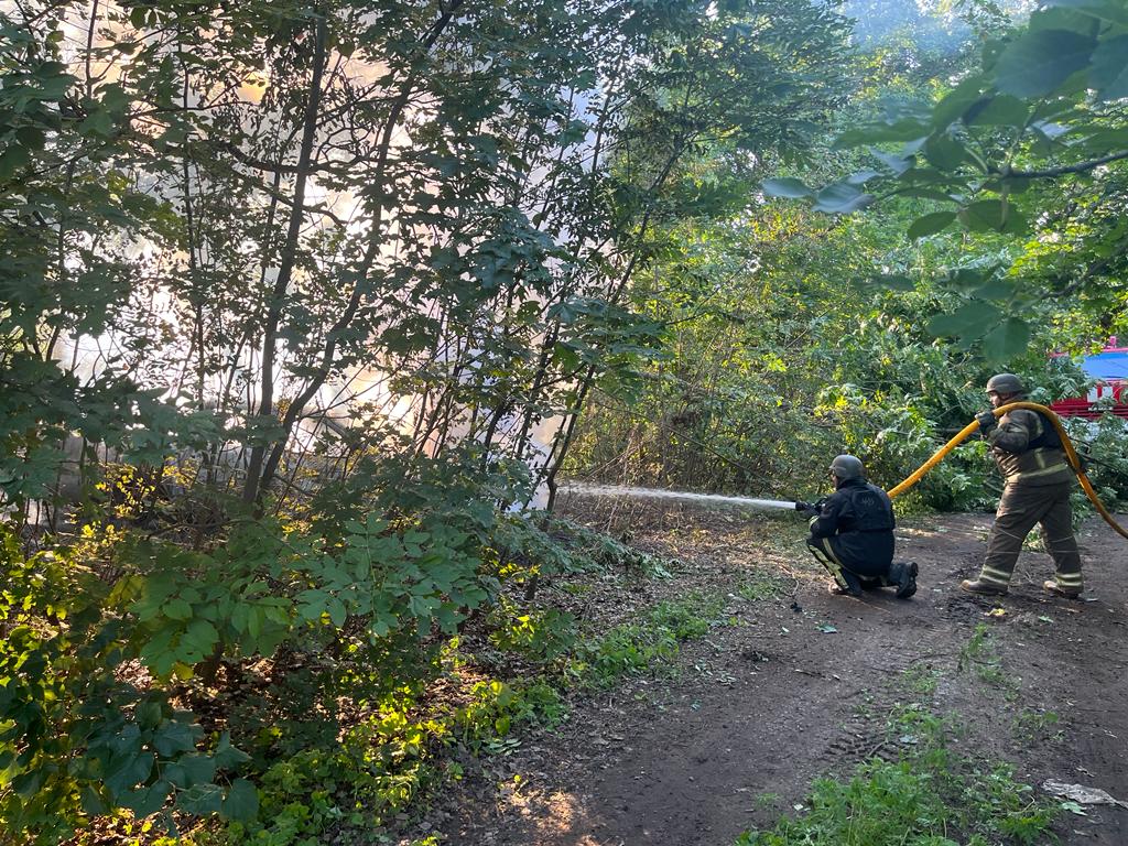 Росіяни вдарили по селу на Куп’янщині: рятувальники показали наслідки (фото)