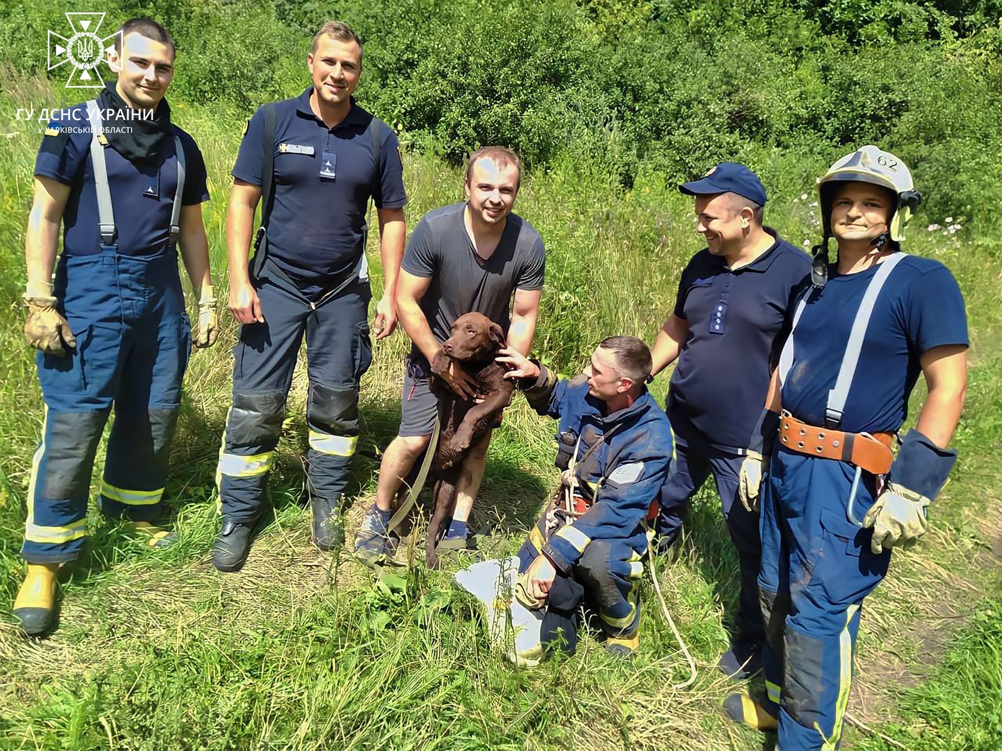 Бойцы ГСЧС спасли собаку из колодца на Харьковщине
