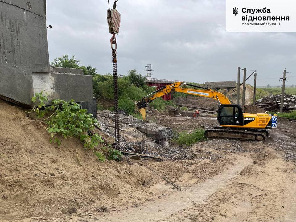 На Харківщині почали відбудовувати ще два мости, які зруйнували росіяни (фото)