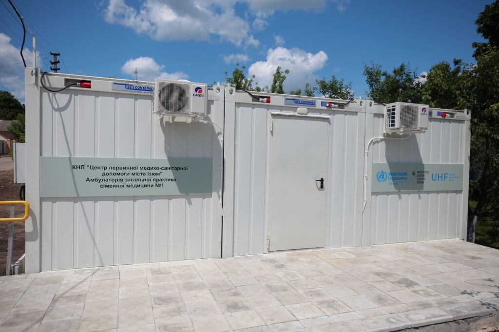 В Ізюмі на місці зруйнованого медзакладу встановили модульну амбулаторію