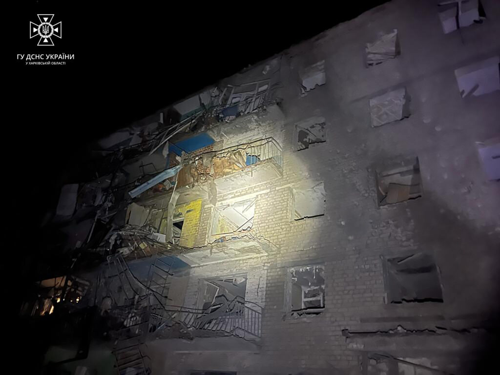 Удары по Харьковщине: спасатели вытащили тело погибшей из-под завалов
