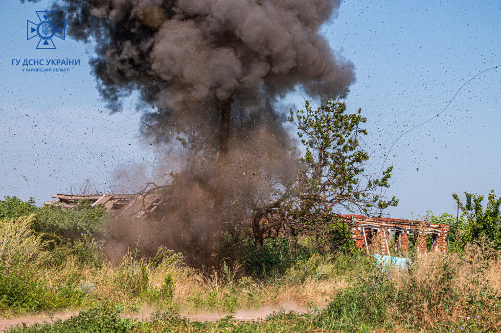Остатки ракет, «Шахедов» и мины: что находят изюмчане у себя во дворе (видео)