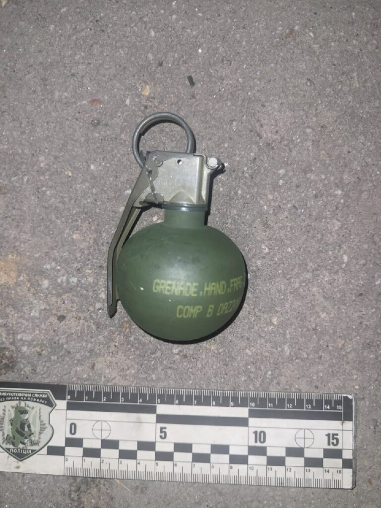 В Харькове мужчина возле магазина угрожал взорвать гранату: подробности