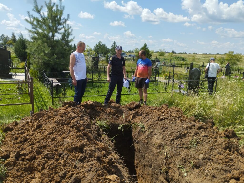 Погиб в своем дворе: на Харьковщине эксгумировали тело жертвы оккупантов