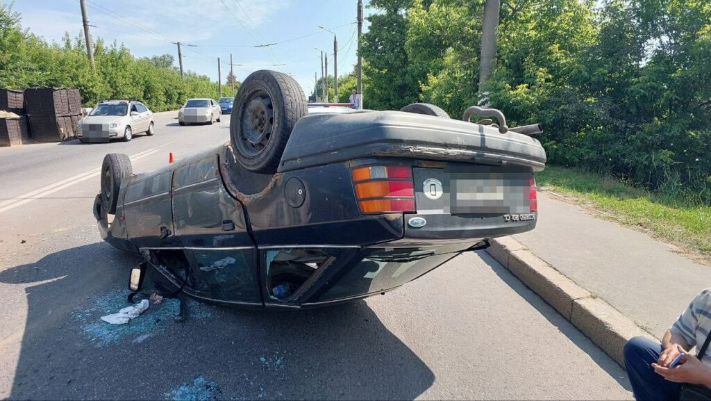 У Харкові авто влетіло в бетонні блоки та перекинулося: є постраждала (фото)