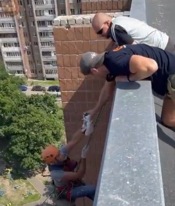 У Харкові альпіністи врятували голуба, який застряг у вікні на 9-му поверсі