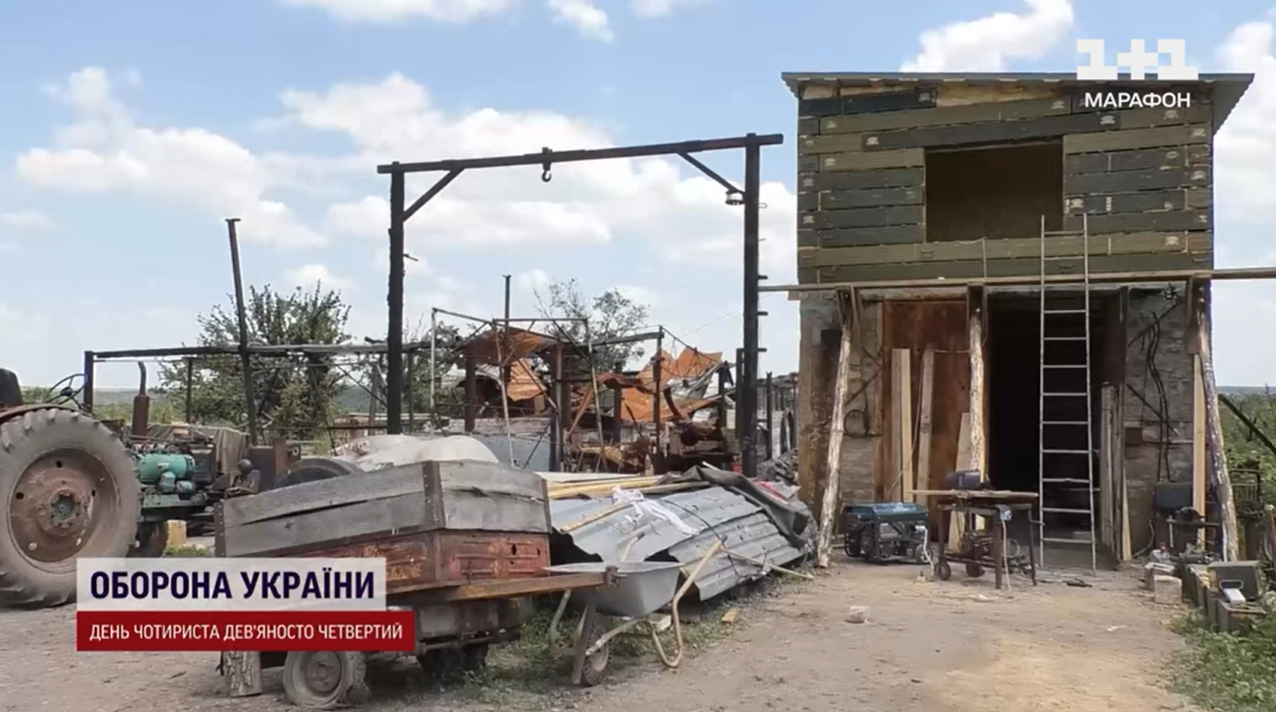 Двухэтажный дом из ящиков из-под российского БК возвела семья на Харьковщине