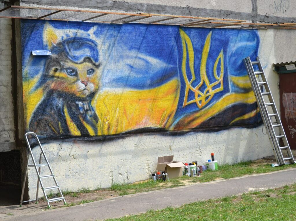 Патриотический мурал с котиком появился в Харькове (фото)